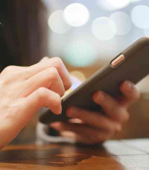 Person tippt auf Smartphone
