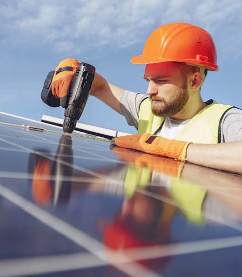 Handwerker montiert eine Solaranlage auf dem Dach