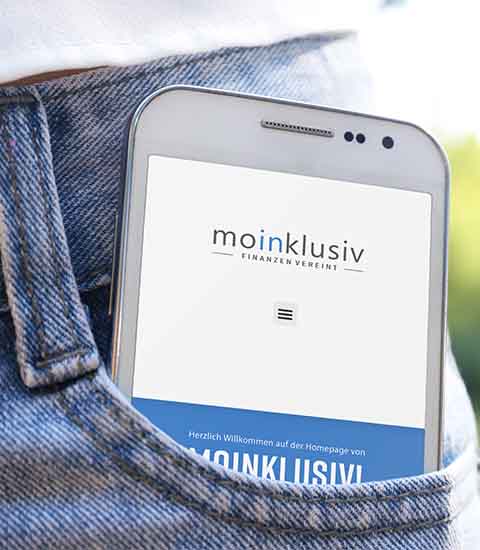 Smarthone mit moinklusiv App in der Hosentasche