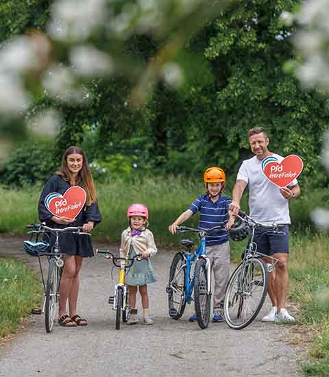 Familie radelt bei der PSD HerzFahrt mit